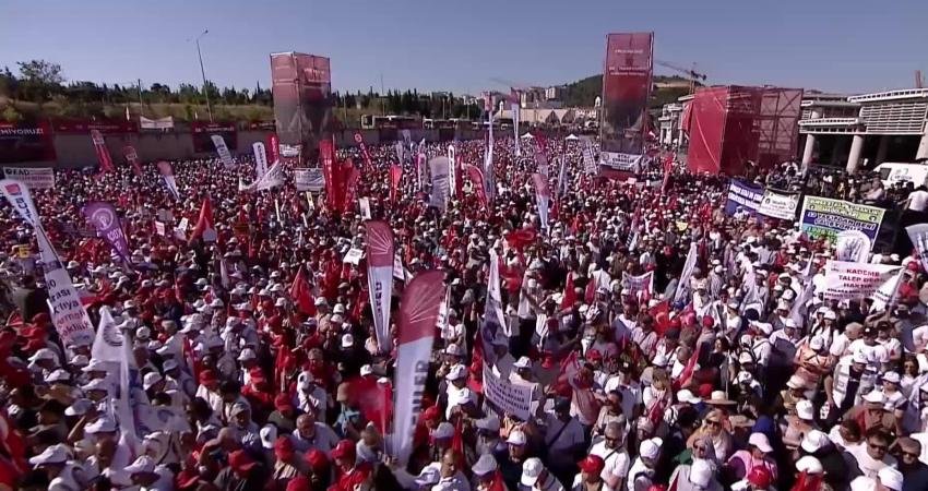 CHP Genel Başkan Yardımcısı Gamze Taşcıer, CHP’nin “Geçinemiyoruz” mitinginde, “Mücadelenizle,