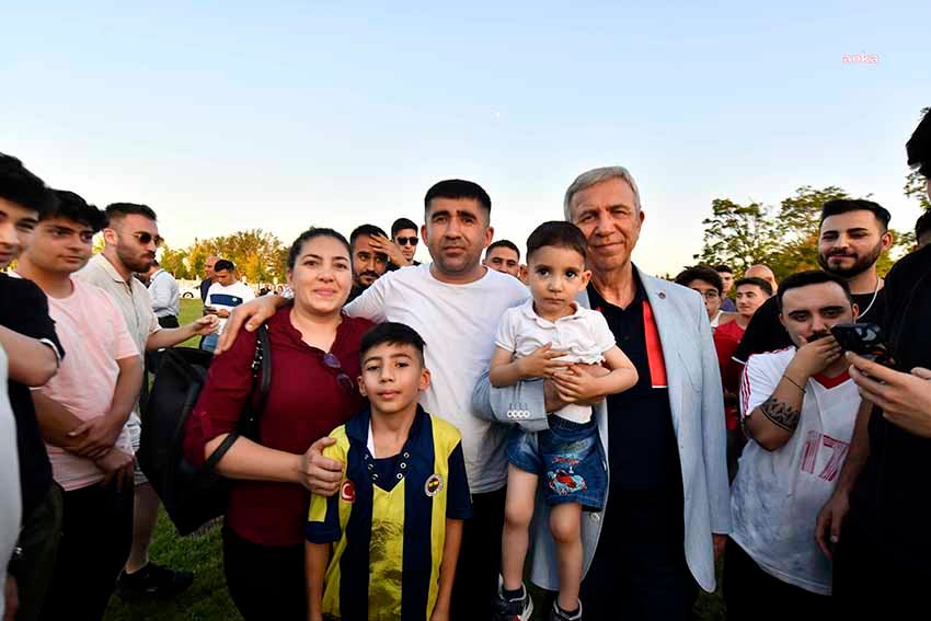 mansur-yavas-milli-maci-baskentlilerle-izledi