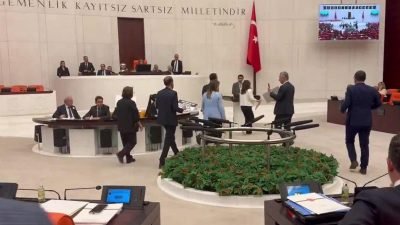 DEM Parti milletvekilleri TBMM Genel Kurulu'nda Hakkari Belediyesi'ne kayyum atanmasını