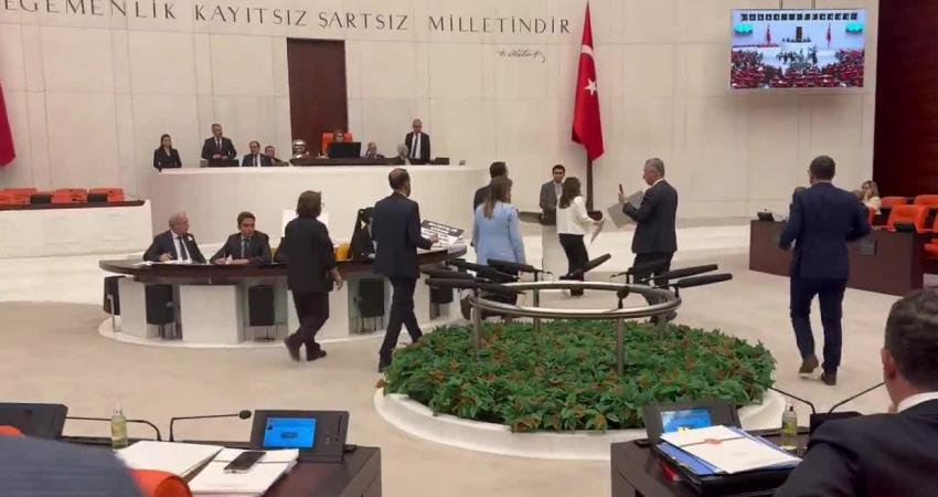 DEM Parti milletvekilleri TBMM Genel Kurulu'nda Hakkari Belediyesi'ne kayyum atanmasını