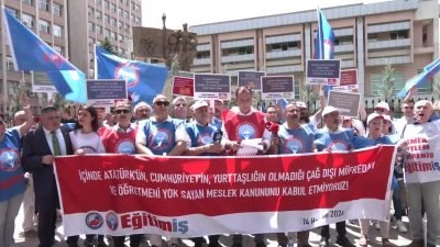 Eğitim İş Sendikası, Milli Eğitim Bakanlığı'nın önünde yeni müfredatı protesto