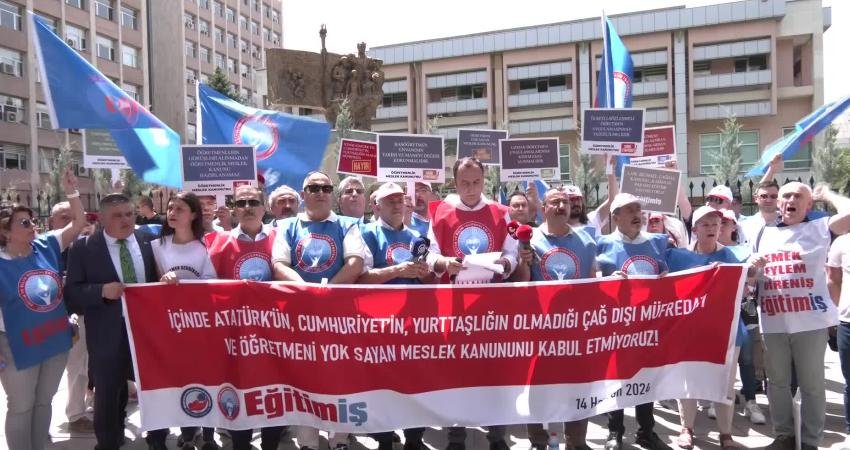 Eğitim İş Sendikası, Milli Eğitim Bakanlığı'nın önünde yeni müfredatı protesto