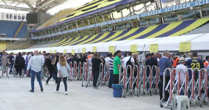 Fenerbahçe Kulübü'nün Seçimli Olağan Genel Kurulu’nda oy kullanma işlemi saat