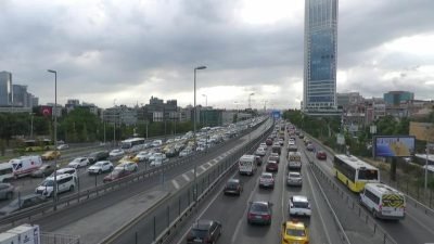 İstanbul'da mesai saatinin bitmesiyle birlikte trafikte yoğunluk arttı. Gün içinde