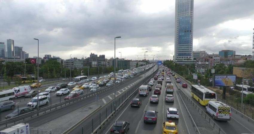 İstanbul'da mesai saatinin bitmesiyle birlikte trafikte yoğunluk arttı. Gün içinde