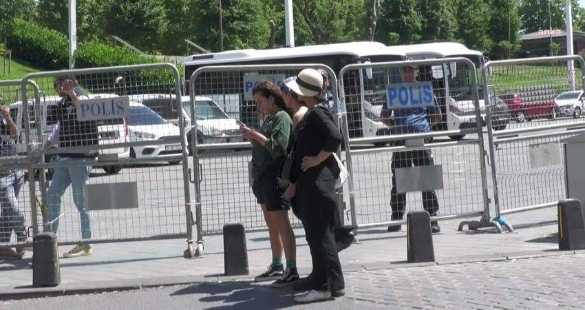 İstanbul Valiliği, bazı grupların "izinsiz protesto yürüyüşü" gerçekleştirebileceği gerekçesiyle Taksim