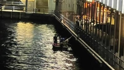 İstanbul Eminönü'de yasadışı midye avcılığı yapan 2 kişi gözaltına aldı.