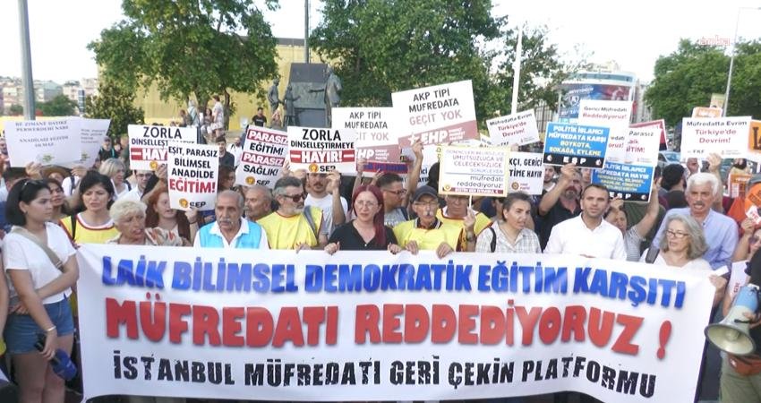 Müfredatı Geri Çekin Platformu Kadıköy'de açıklama yaptı. “Türkiye Yüzyılı Maarif