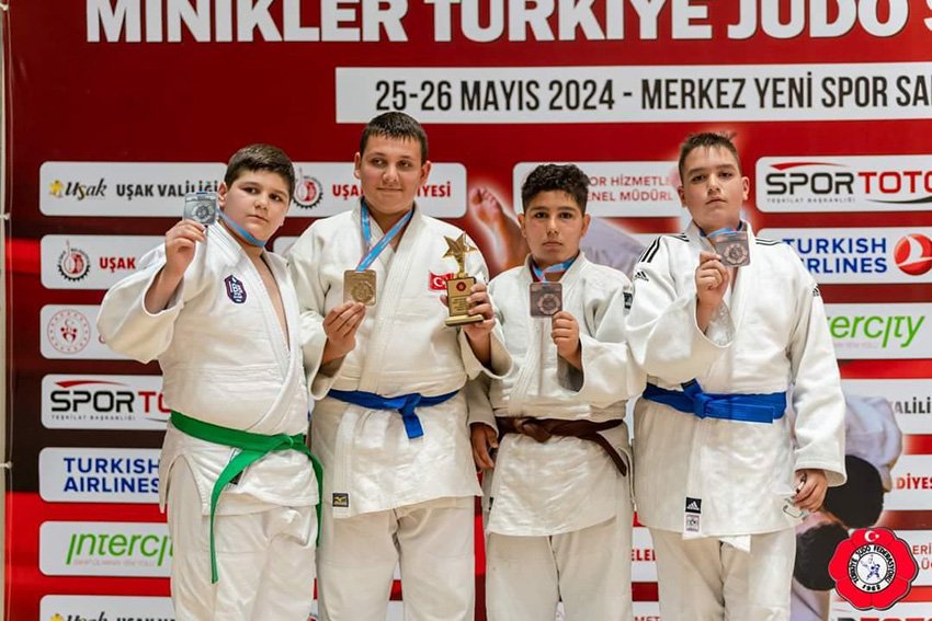 ANKARA - Altındağlı minik judocular başarıdan başarıya koşuyor. Altındağ Belediyesi