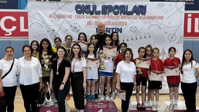 Osmangazi Belediyespor Kulübü sporcularından oluşan Şehit Sinan Acar Ortaokulu Kız