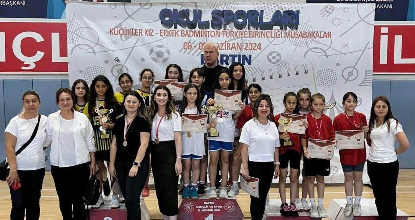 Osmangazi Belediyespor Kulübü sporcularından oluşan Şehit Sinan Acar Ortaokulu Kız
