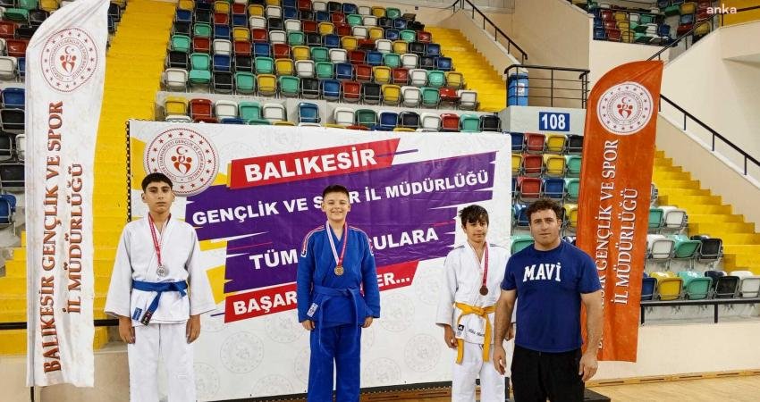 Osmangazi Belediyespor’un genç ve minik judocuları, Balıkesir’de düzenlenen Judo Kuvayi