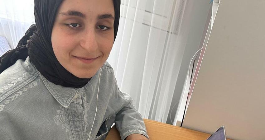 YKS'de yabancı dil oturuma katılan görme engelli Berra Yami, soruları