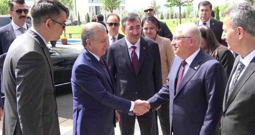Cumhurbaşkanı Recep Tayyip Erdoğan'ın davetlisi olarak Türkiye'de bulunan Özbekistan Cumhurbaşkanı