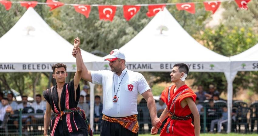 Bu yıl 20'incisi düzenlenen İbrahimşehir Geleneksel Aşırtmalı Aba Güreşleri, Şehitkamil