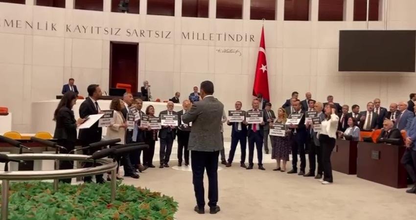 DEM Parti'nin Hakkari Belediyesine kayyum atanması sebebiyle TBMM Genel Kurulu'nda