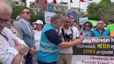 Kocaeli Gebze'de bir lisede öğrencilerin kıyafetlerinin "uygunsuz" bulunarak mezuniyet törenine