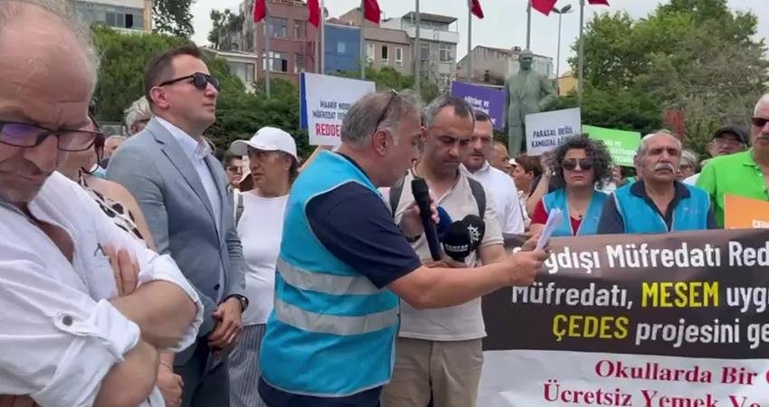 Kocaeli Gebze'de bir lisede öğrencilerin kıyafetlerinin "uygunsuz" bulunarak mezuniyet törenine