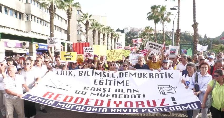 İzmir Müfredata Hayır Platformu, Milli Eğitim Bakanlığı'nın yeni müfredat değişikliğini