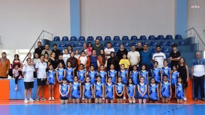 Yunusemre Belediyespor'un yaz spor okulu voleybol kursları, 8-14 yaş grubunda