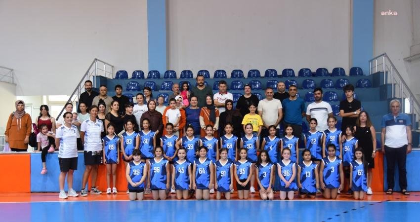 Yunusemre Belediyespor'un yaz spor okulu voleybol kursları, 8-14 yaş grubunda