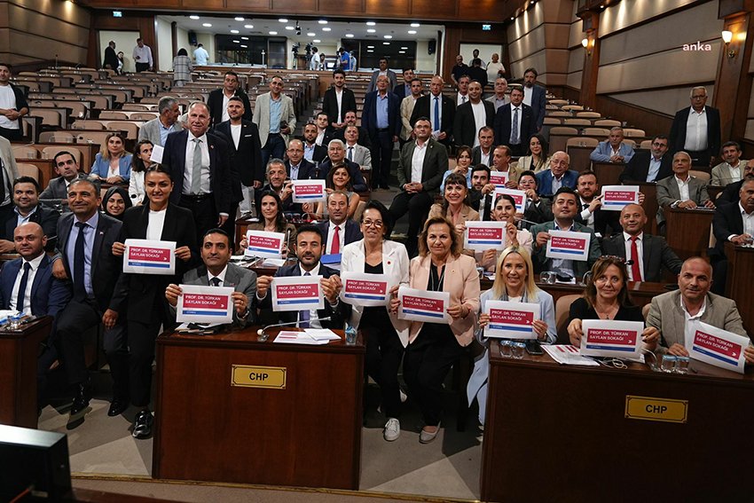 turkan-saylanin-adi-besiktasta-yasadigi-sokaga-verildi-ak-partili-gokkus-yarin-mecliste-cogunlugu-aldigimizda-ismi-degistirecegiz