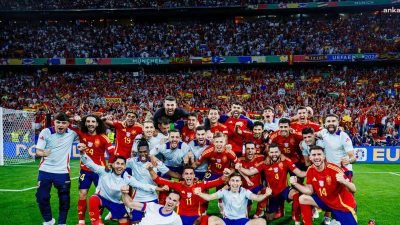 Avrupa Futbol Şampiyonası yarı finalinde İngiltere Hollanda'yı 2-1 mağlup etti.