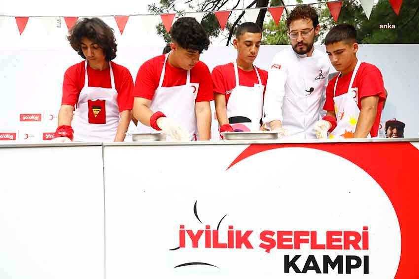 sef-danilo-zanna-kizilayin-kampinda-depremzede-ogrencilerle-bulustu