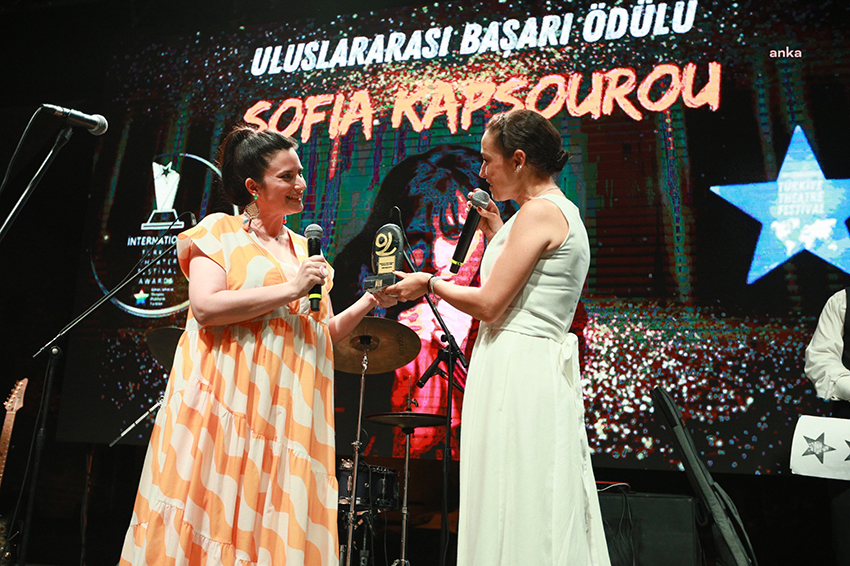 uluslararasi-turkiye-tiyatro-bulusmasi-kapilarini-acti-oduller-sahiplerini-buldu-bekleyecek