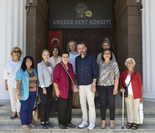 29-ekim-kadinlari-dernegi-ogretmenlik-meslek-kanunu-teklifine-karsi-oturma-eylemi-yapan-ogretmenleri-ziyaret-etti