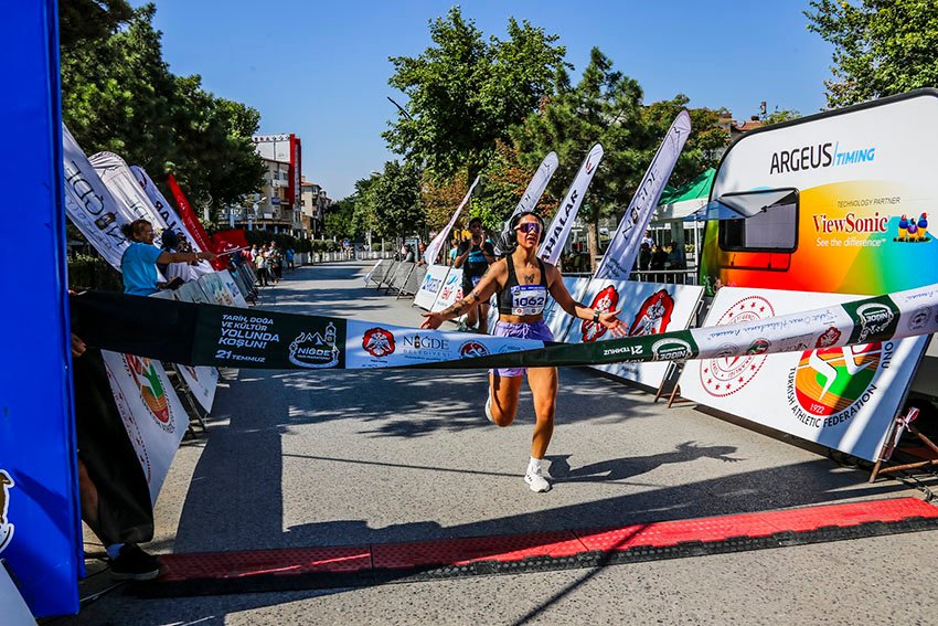 nigde-yari-maratonu-sehit-omer-halisdemir-anisina-kosuldu