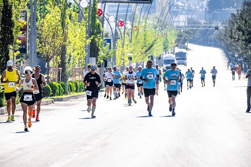 nigde-yari-maratonu-sehit-omer-halisdemir-anisina-kosuldu