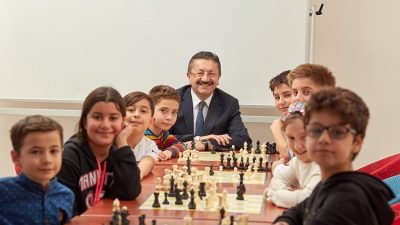 Altındağ Belediyesi’nin yaz tatilini Ankara’da geçiren gençler için açtığı kurslarda