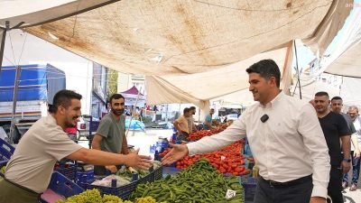 İçerenköy Semt Pazarı’nı ziyaret eden Ataşehir Belediye Başkanı Onursal Adıgüzel,