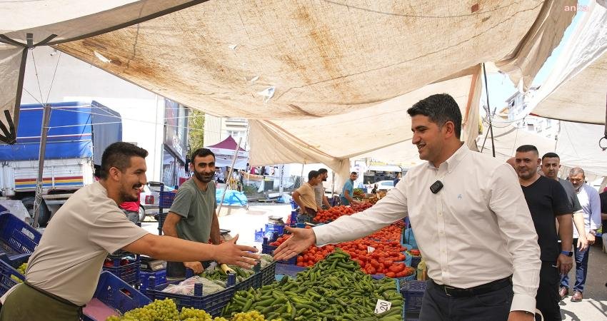 İçerenköy Semt Pazarı’nı ziyaret eden Ataşehir Belediye Başkanı Onursal Adıgüzel,