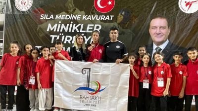 Sivas'ta düzenlenen Minikler Türkiye Tekvando Şampiyonası'na katılan Bayraklı Belediyesi sporcularından