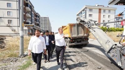Beylikdüzü Belediye Başkanı Mehmet Murat Çalık, Kavaklı Mahallesi’ndeki asfaltlama çalışmalarını