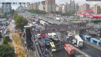 İstanbul'da D 100 karayolunun Beylikdüzü-Haramidere kesiminde bir TIR önce köprünün ayağına