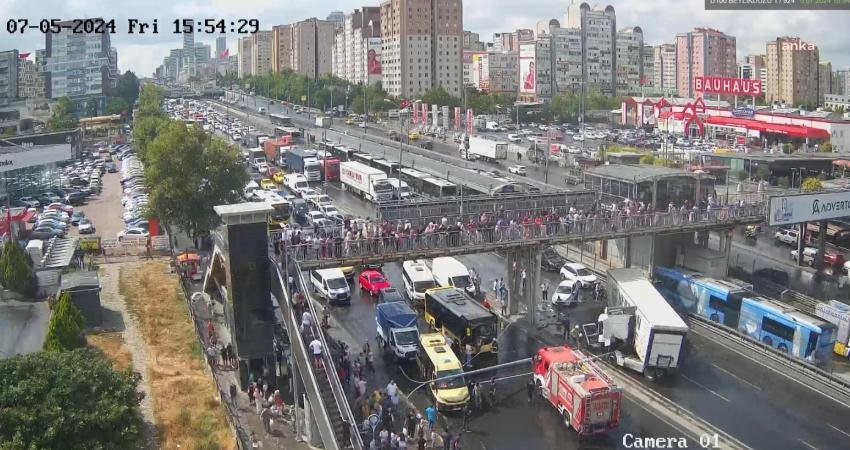 İstanbul'da D 100 karayolunun Beylikdüzü-Haramidere kesiminde bir TIR önce köprünün ayağına