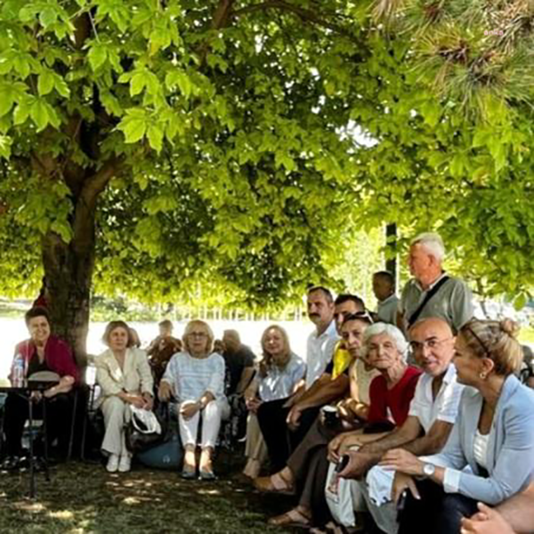 29-ekim-kadinlari-dernegi-ogretmenlik-meslek-kanunu-teklifine-karsi-oturma-eylemi-yapan-ogretmenleri-ziyaret-etti
