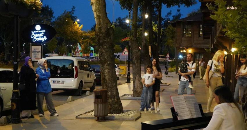 Bilecik Belediyesi’nin düzenlediği Sanat Sokağı’nda piyano dinletisi Bilecik Belediyesi tarafından yapılan düzenlemeyle 'Sanat Sokağı' olarak vatandaşların hizmetine