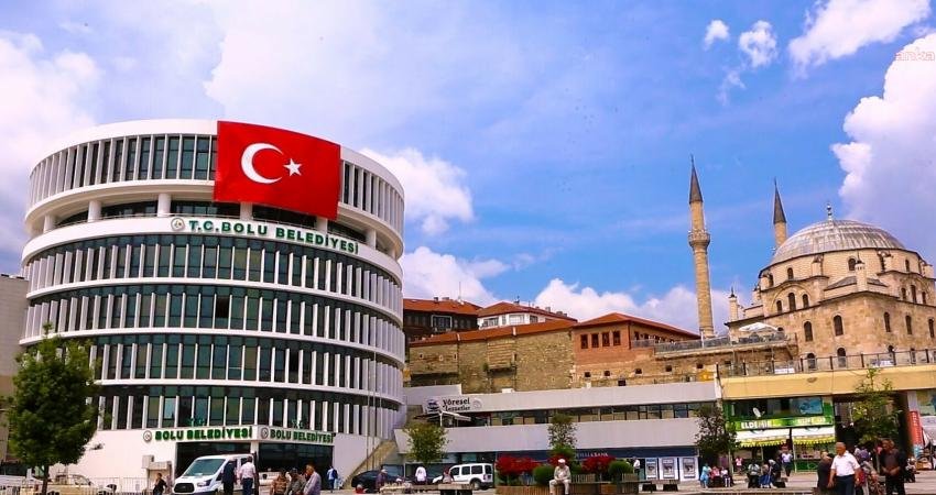Bolu Belediye Başkanı Tanju Özcan, yere çekirdek kabuğu, sigara izmariti