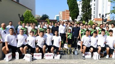 Bornova Belediye Başkanı Ömer Eşki, Bornova Belediyespor Kulübü’nün şampiyon takımlarını