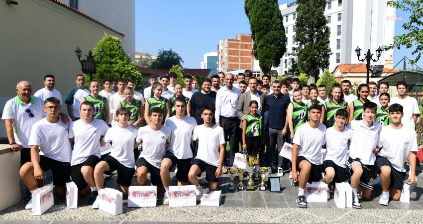 Bornova Belediye Başkanı Ömer Eşki, Bornova Belediyespor Kulübü’nün şampiyon takımlarını