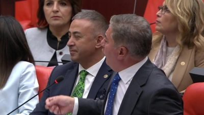 CHP Grup Başkanvekili Murat Emir, Meclis Genel Kurulu’nda iktidar sıralarına,
