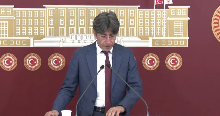 DEM Parti Mersin Milletvekili Ali Bozan, Mersin sahilinde halay çekip