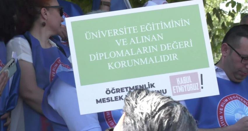 Eğitim-İş, Meclis önünde, TBMM'de komisyon gündeminde bulunan Öğretmenlik Meslek Kanunu'nda