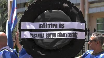 Eğitim-İş Sendikası üyeleri, Öğretmenlik Mesleği Kanun teklifini ve yeni müfredatı