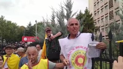 Milli Eğitim Bakanlığı (MEB) önünde açıklama yapan Eğitim-Sen Genel Başkanı