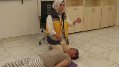 Esenyurt Belediyesi'nin Temel İlk Yardım Eğitimi kursunu başarıyla tamamlayan kursiyerler,
